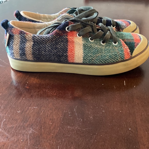 Keen Women’s Elsa wool fleece Sneaker size 9. Like new. Worn once. - Picture 7 of 10